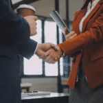 como hacer una fusion de empresas en españa, empresas cerrando acuerdo