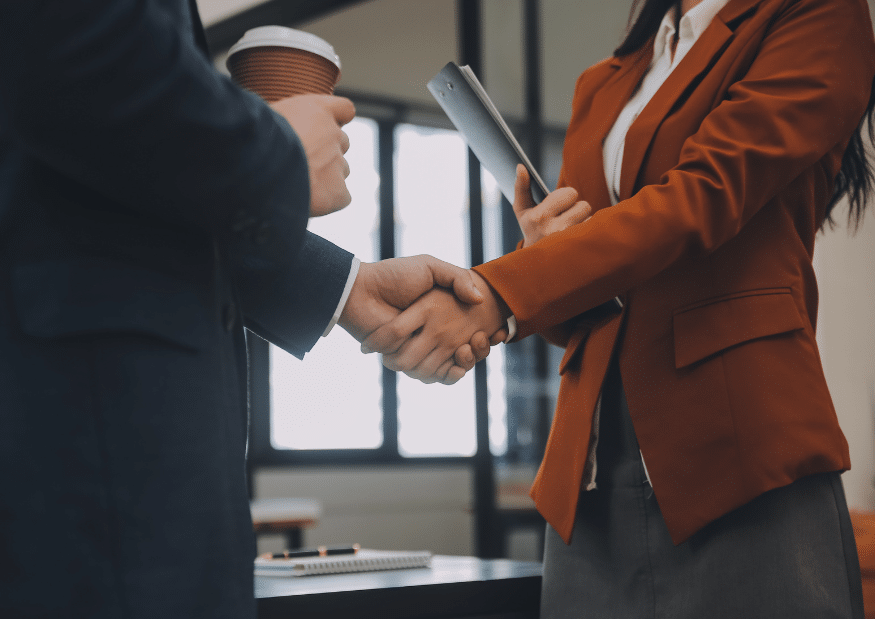 Cómo hacer una fusión de empresas en España: pasos, documentos y riesgos