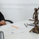 Despido improcedente: qué hacer desde el minuto 1 (y qué NO firmar) 2 Trabajador leyendo carta de despido improcedente en un despacho