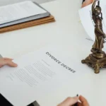 Pareja de hecho vs matrimonio: diferencias en herencias y ruptura 1 Pareja revisando documentos legales en despacho de abogados